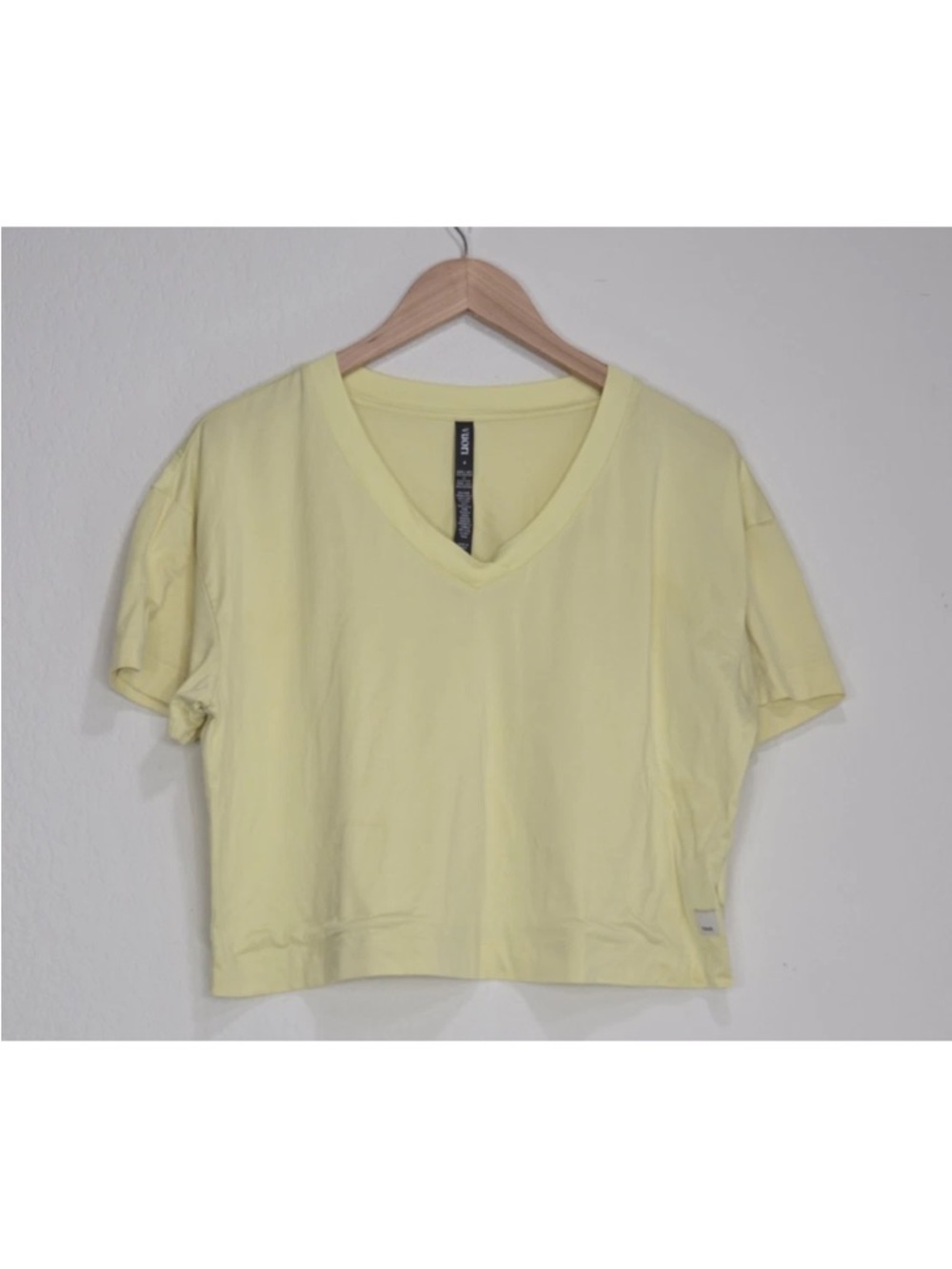 VUORI Sutton Deep V-neck Tee Shirt Yellow Short Sleeve Cropped Boxy Size S Women